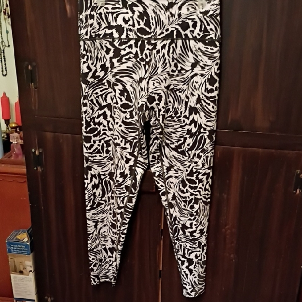 Aerie Offline XL Long Black And White Print Leggings